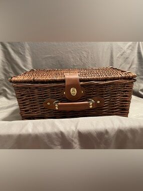 Vintage-Style Wicker Suitcase Baskets - Picnic Hamper Trunk Case